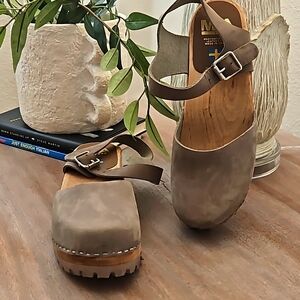 MIA SUEDE CLOGS